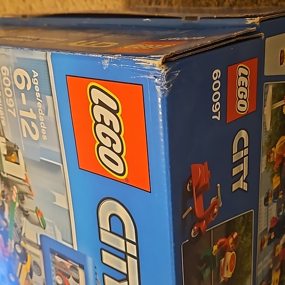 *Retired* Lego City Square set Set 60097 - Picture 15 of 16